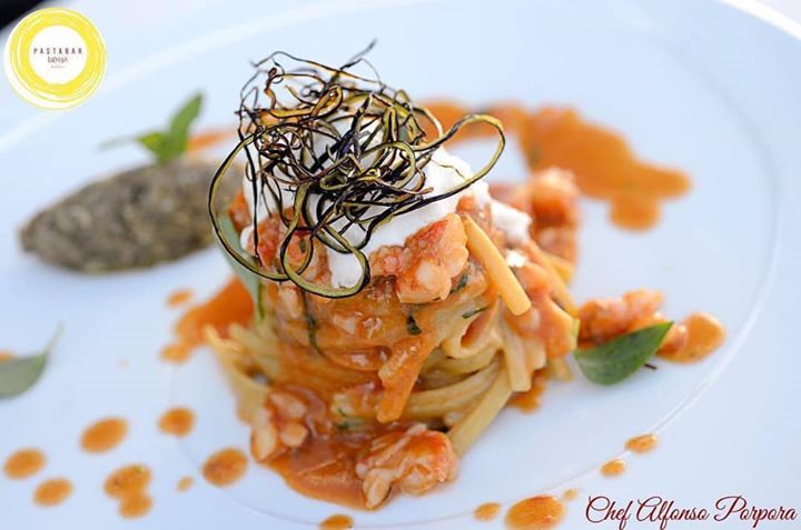 Ed ecco cosa ci suggerisce lo chef Alfonso Porpora del PastaBar Leonessa (Interporto Nola) - Linguine Leonessa con gamberi rossi, caviale di melanzane e burrata. #pastabarleonessa #leonessapastabar #pastificioleonessa #ilmegliodeveancoravenire #gamberirossi #melanzaneviola #burrata #mangiobello #vedobuono - www.pastabarleonessa.it