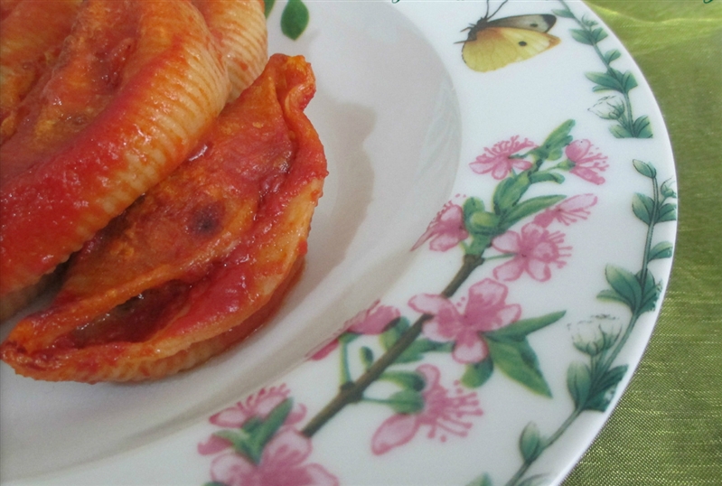 Smoked conchiglioni stuffed with aubergines