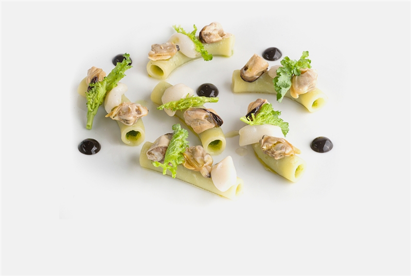 Maccheroni farciti con cime di rapa, frutti di mare e aglio nero