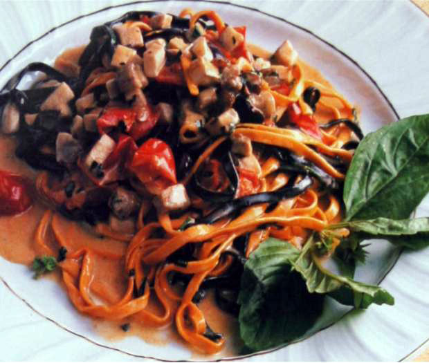 Tagliatelle rosse e nere al pesce spada