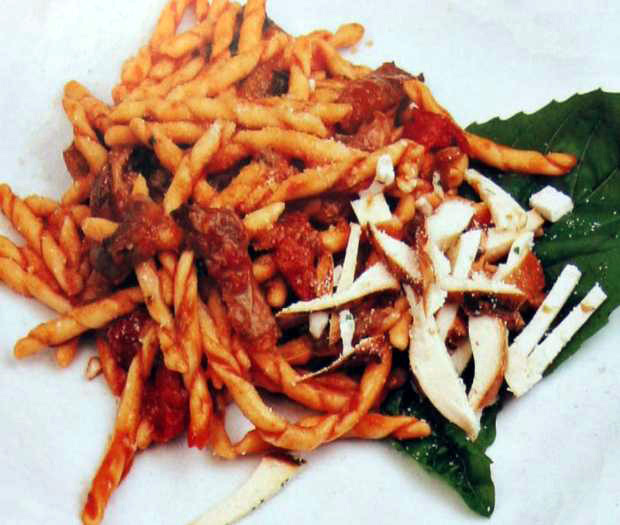 Strozzapreti con provola e funghi
